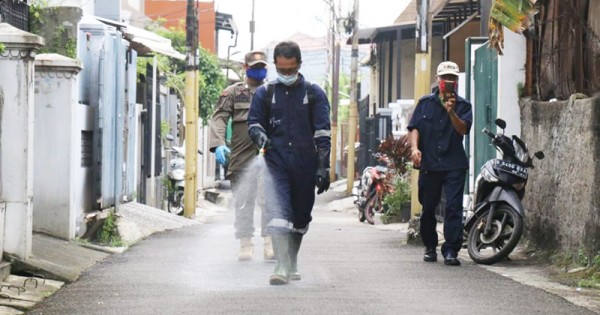 kegiatan menyemprot disinfektan di kelurahan merupakan kegiatan seru juga dan positif