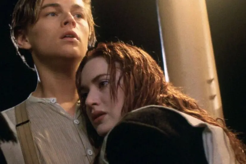 Momen menjelang kapal Titanic tenggelam, Jack melindungi Rose hingga mengorbankan nyawa.