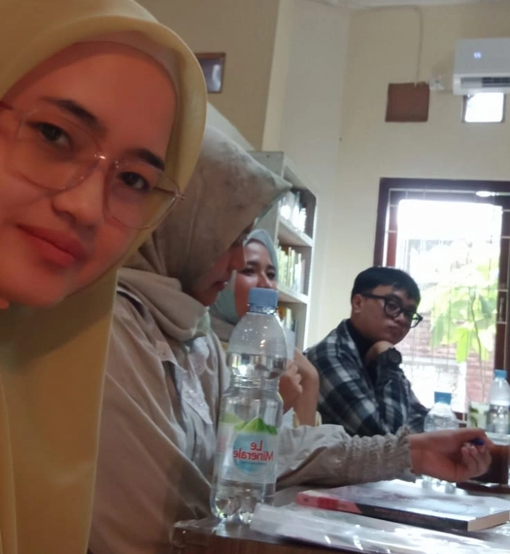 Kenal Jurnal adalah komunitas untuk diskusi jurnal di cafe Purwokerto