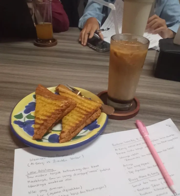 Kenal Jurnal adalah komunitas untuk diskusi jurnal di cafe Purwokerto